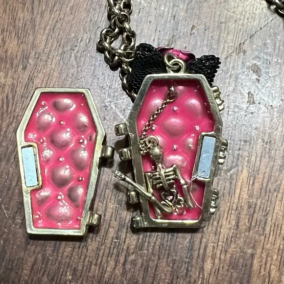 Betsey Johnson Vintage Skeleton In Coffin Halloween Necklace GUC - Picture 10 of 12